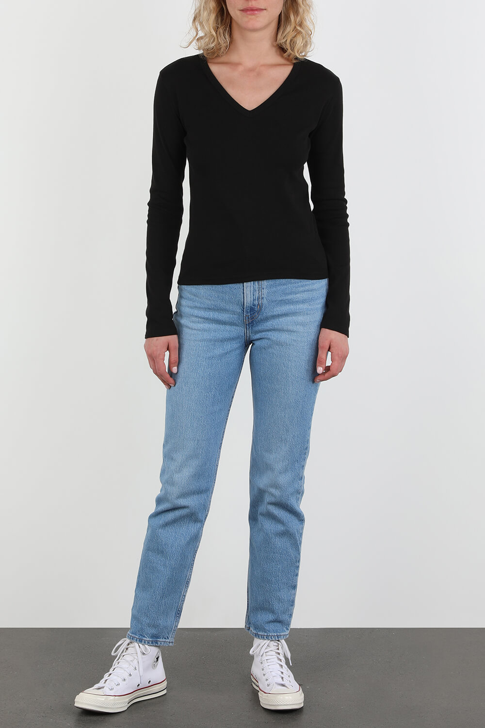 מכנסי ג'ינס שנות ה- 70 בשטיפה בהירה